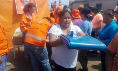 Pobladores recibieron plástico para proteger sus viviendas. Foto: Trujillo en Línea