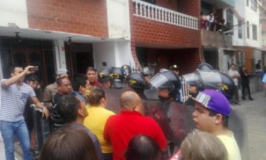 Luego de varias horas, el personal consiguió destruir las zonas construidas en espacios públicos. Foto: Trujillo en Línea