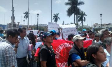 Protestantes hicieron un plantón frente a casa de gobierno. Foto: Trujillo en Línea