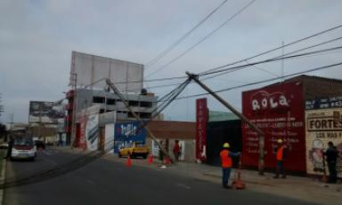 Así quedaron los postes luego que grúa jale los cables con brazo mecánico. Foto: Trujillo en Línea