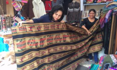 Congresista visitó puestos y conversó con comerciantes. Foto: Trujillo en Línea