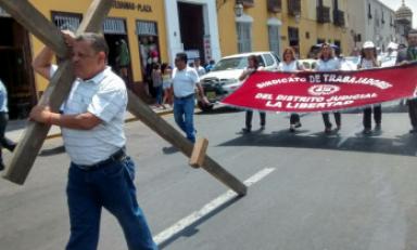 Recorrieron plaza de armas y paralizaron tráfico. Foto: Trujillo en Línea