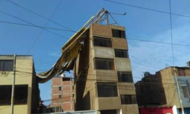 Paneles cayeron sobre viviendas y afortunadamente no dañó a alguien. Foto: Trujillo en Línea