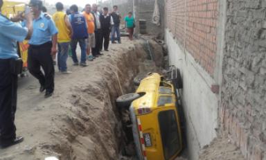 Luego de varias horas, lograron sacar al vehículo. Foto: Trujillo en Línea