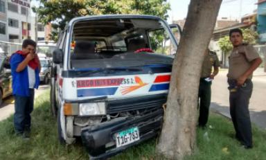 Unidad quedó destrozada luego de chocar contra árbol. Foto: Trujillo en Línea