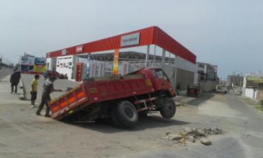 Necesitaron apoyo de cargador frontal para sacar camión. Foto: Trujillo en Línea