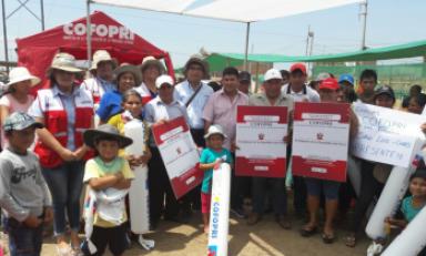 Pobladores recibieron títulos de propiedad. Foto: Trujillo en Línea