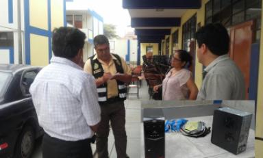 Delincuentes abandonaron computadoras en un pasillo. Foto: Trujillo en Línea
