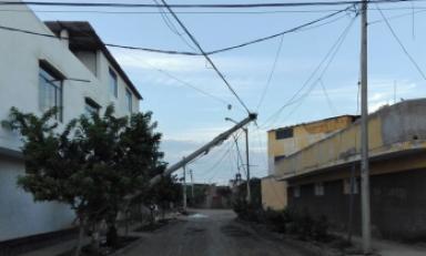 Más de 15 días y nadie retira el poste de telefonía. Foto: Trujillo en Línea