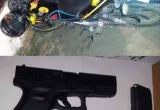 Policía incautó arma de fuego a supuestos asesinos de adolescente, que huyeron en moto. (Foto: Difusión)