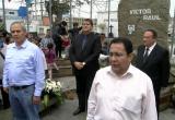 Alan García junto a dirigentes apristas junto a la tumba de Haya de la Torre, en el cementerio Miraflores.