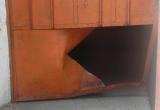 Bomba destrozó puerta de metal. Foto: Trujillo en Línea