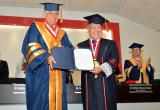 César Acuña entrega los distintivos que acreditan a Francisco Miró Quesada como nuevo rector de la UCV.