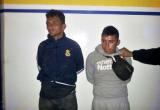 Estos son los dos delincuentes que asaltaban al paso, en una motocicleta, a los transeúntes. (Foto cortesía)