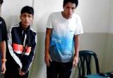 Dos de los tres sujetos detenidos con una imitación de revólver, por personal de Serenazgo de la MPT. (Foto cortesía Serenazgo MPT)