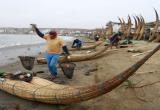 Los pescadores artesanales de Huanchaco temen que con la construcción de un molón desaparezca la totora. (Foto Internet)