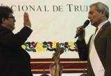 Regidor Hernán Aquino cuando es juramentado por el alcalde Elidio Espinoza. (Foto Internet)