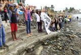 Se formó una cadena humana de protesta en el balneario de Huanchaco. (Foto Facebook)