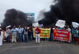 Agentes de USE llegaron a la zona a sofocar el fuego de las llantas. Foto: Trujillo en Línea