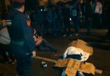 El motociclista fue abandonado sobre el pavimento por el chofer del taxi que lo atropelló. (Fotos cortesía Serenazgo MPT)