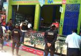 Aduanas Trujillo intervino este mediodía diversos puestos de venta de celulares en el mercado La Hermelinda.