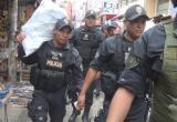 Policía trasladó la mercadería decomisada en sacos blancos. Foto: Trujillo en Línea