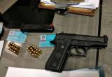 Agentes municipales hallaron las armas en posesión de supuestos delincuentes. (Foto: Difusión)