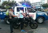 Momentos en que el policía Julio César Ruiz es intervenido conduciendo su moto en estado de ebriedad. (Foto cortesía)