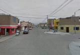 La víctima se habría estacionado frente al vehículo azul. Foto: Google Maps