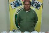 Alias Viejo Villa y las bolsas decomisadas que contenían ketes. Foto: PNP.
