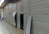 Hampones forzaron portón de la tienda. Foto: Trujillo en Línea