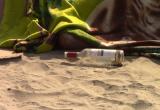 Cuerpo fue cubierto por una frazada verde. En la imagen se observa la botella con manchas de sangre. Foto: Trujillo en Línea