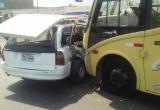 Bus destrozó el lado derecho de automóvil. Foto: Trujillo en Línea