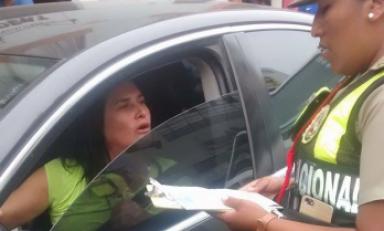 Agente trató de colocarle una papeleta. Foto: cortesía