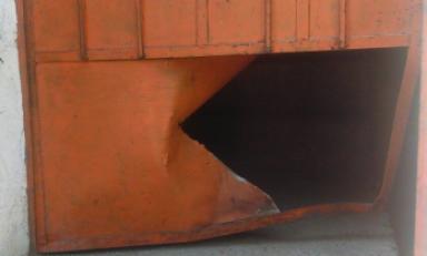 Bomba destrozó puerta de metal. Foto: Trujillo en Línea