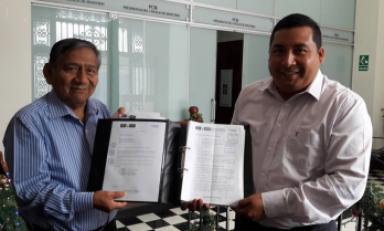 Alcalde presentó documento junto a su gerente general. Foto: Trujillo en Línea