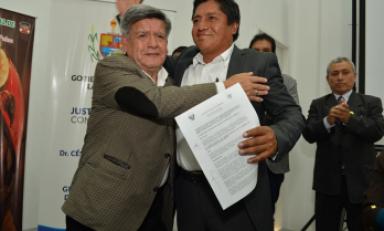César Acuña entregó la ordenanza que regula la comercialización de minerales en La Libertad. (Foto Trujilloinforma)