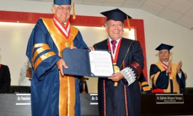 César Acuña entrega los distintivos que acreditan a Francisco Miró Quesada como nuevo rector de la UCV.