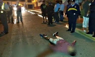 Agentes encontraron al menor de edad desangrándose en la pista. (Foto: Difusión)