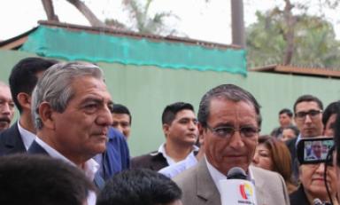 Espinoza junto a Óscar Benavides, actual titular de la Ampe, en juramentación realizada ayer por la tarde. (Foto: Señal Alternativa)