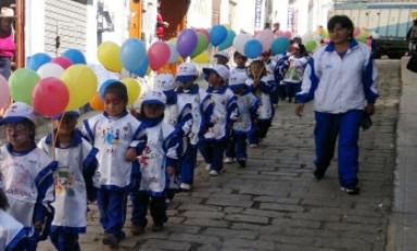 Los pequeños alumnos del jardín de niños N° 1849 de Otuzco está recibiendo clases en el estado municipal. (Foto RPP)