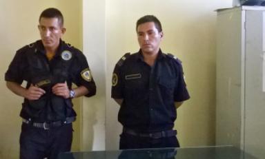 Estos dos sujetos fueron detenidos cuando se hacían pasar por serenos de Trujillo. (Foto cortesía Serenazgo MPT)