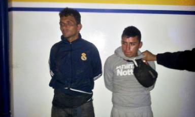 Estos son los dos delincuentes que asaltaban al paso, en una motocicleta, a los transeúntes. (Foto cortesía)