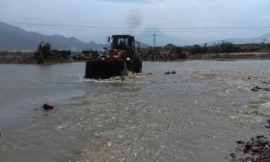 Maquinaria nuevamente limpia la zona. Foto: Eduardo Goicochea