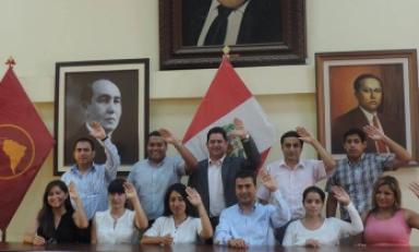 Carlos Calderón y el equipo que lo acompaña en la elecciones internas del Apra. (Foto Trujilloenlinea.pe)
