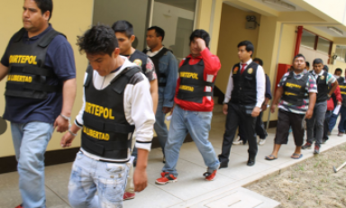 Los 21 detenidos acusados de presuntamente integrar la banda delictiva "Los Cagaleche de Virú". (Foto cortesía)