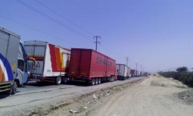 Largas filas de vehículos pesados esperan antes de llegar a Virú. (Foto Mónica Gismondi)