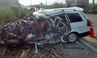 En estas condiciones ha quedado el auto que colisionó esta mañana con un camión. (Foto cortesía Eduardo Goycochea)
