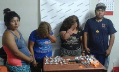 Más de 300 ketes eran guardados en vivienda de estos sujetos. Foto: PNP