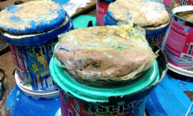 En estos baldes de pintura se pretendía ingresar al penal El Milagro 4 kilos de PBC. (Foto difusión)
